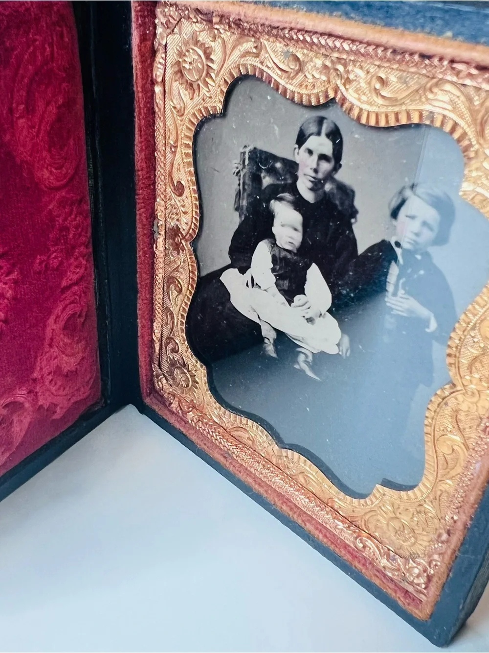 Antique 1850s Daguerreotype Portrait - Wood and Resin Case w/ Velvet Lining - Picture 4 of 16